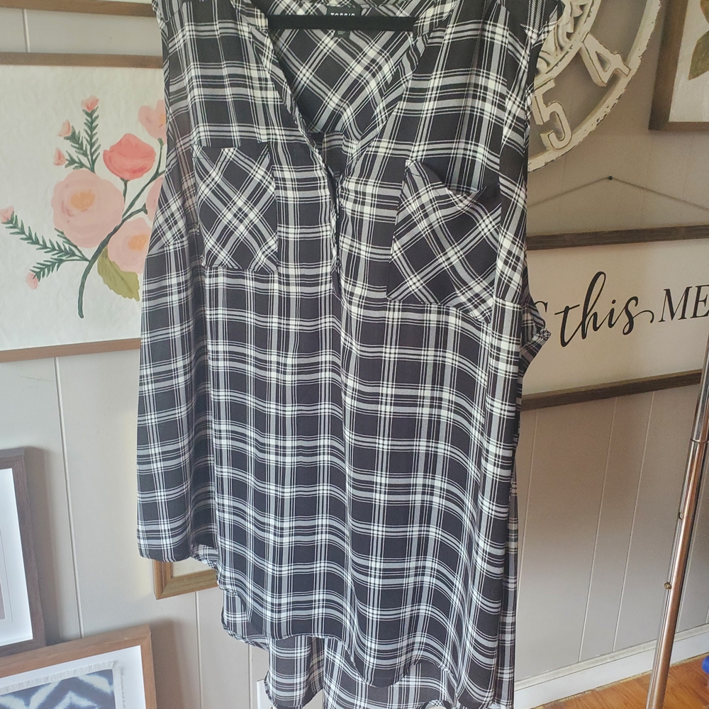 Torrid Black and White Plaid Sleeveless Button Down Shirt